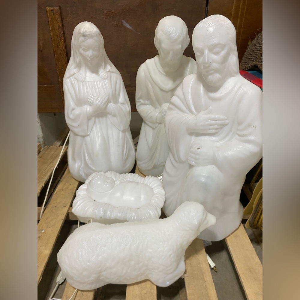 Vintage white/marble Blow Mold nativity set Mary/Joseph/Jesus/shepherd/sheep